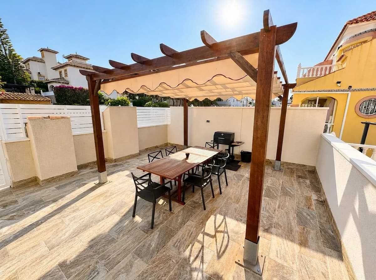 Gran terraza privada de Pinada Sun con pérgola y barbacoa