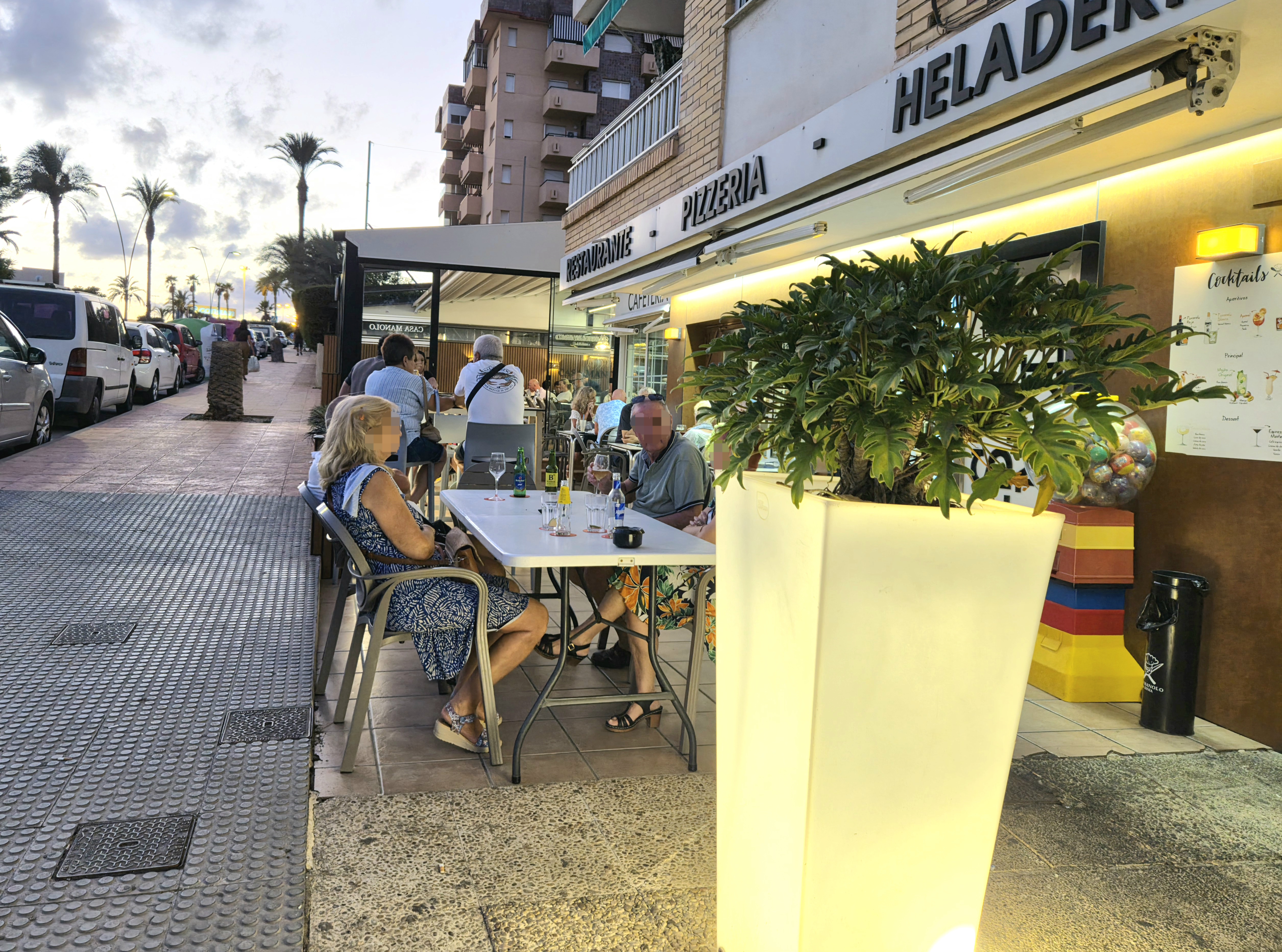 Turistas disfrutando de una terraza libre de humos