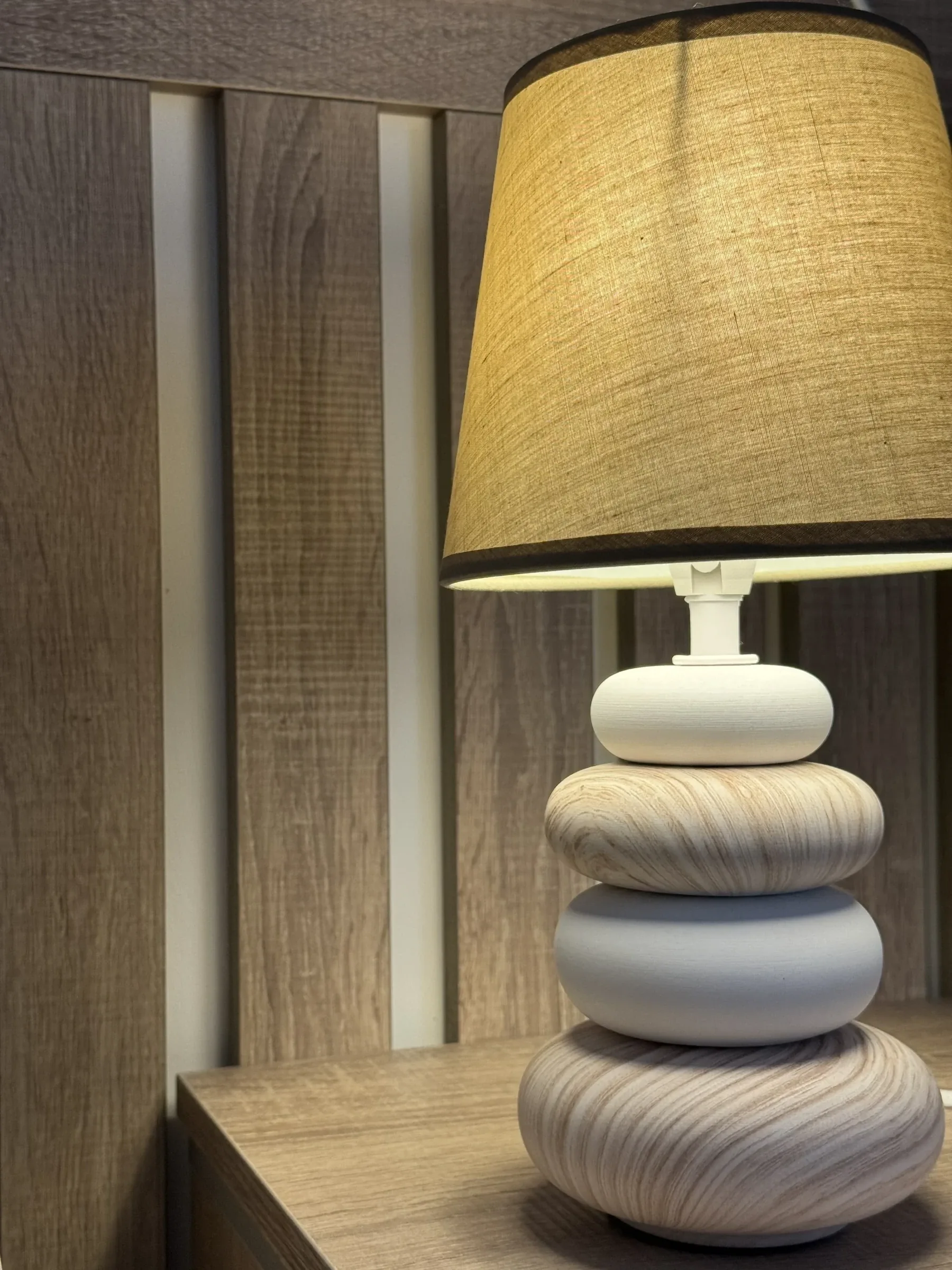 Detalles de iluminación cálida y ambiente acogedor en dormitorios de Pinada Sun