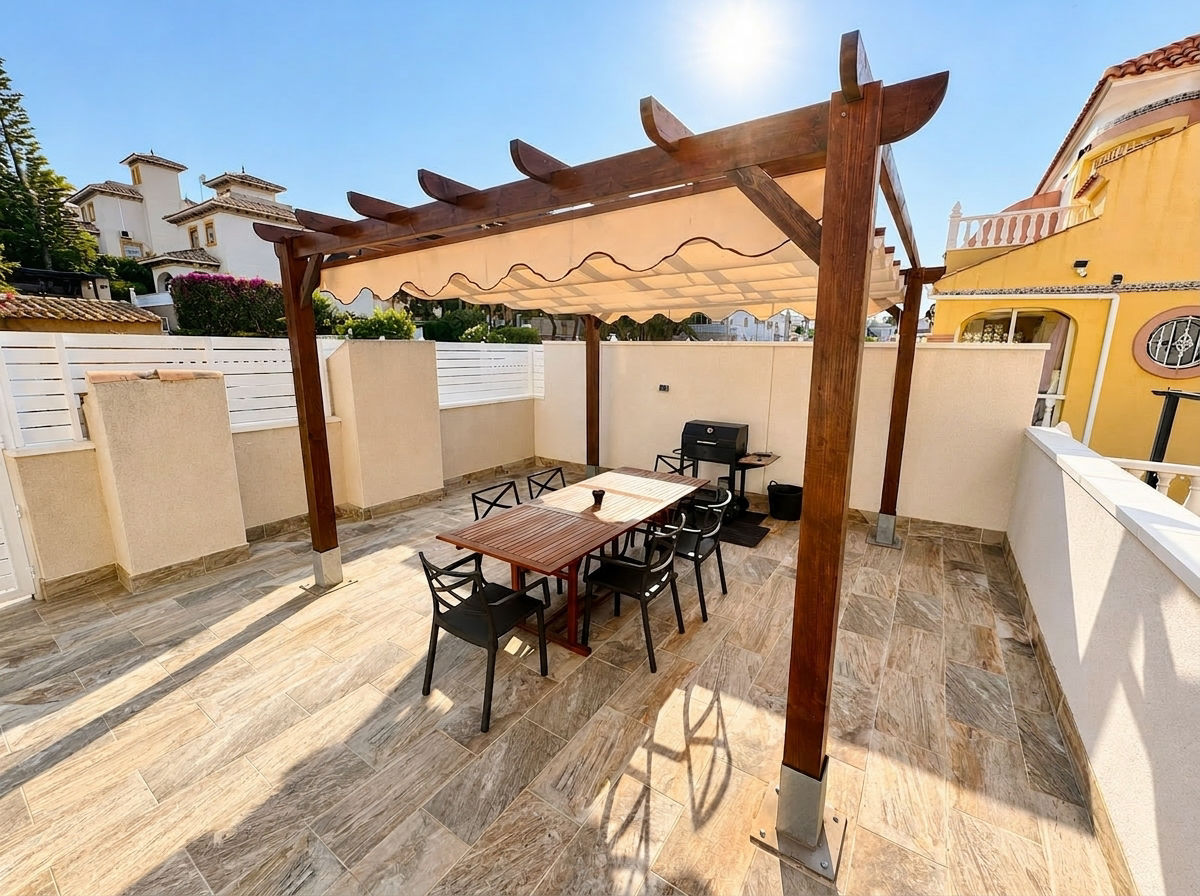 Gran terraza privada de Pinada Sun con pérgola y barbacoa